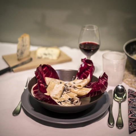 Paccheri al radicchio con gratin blu